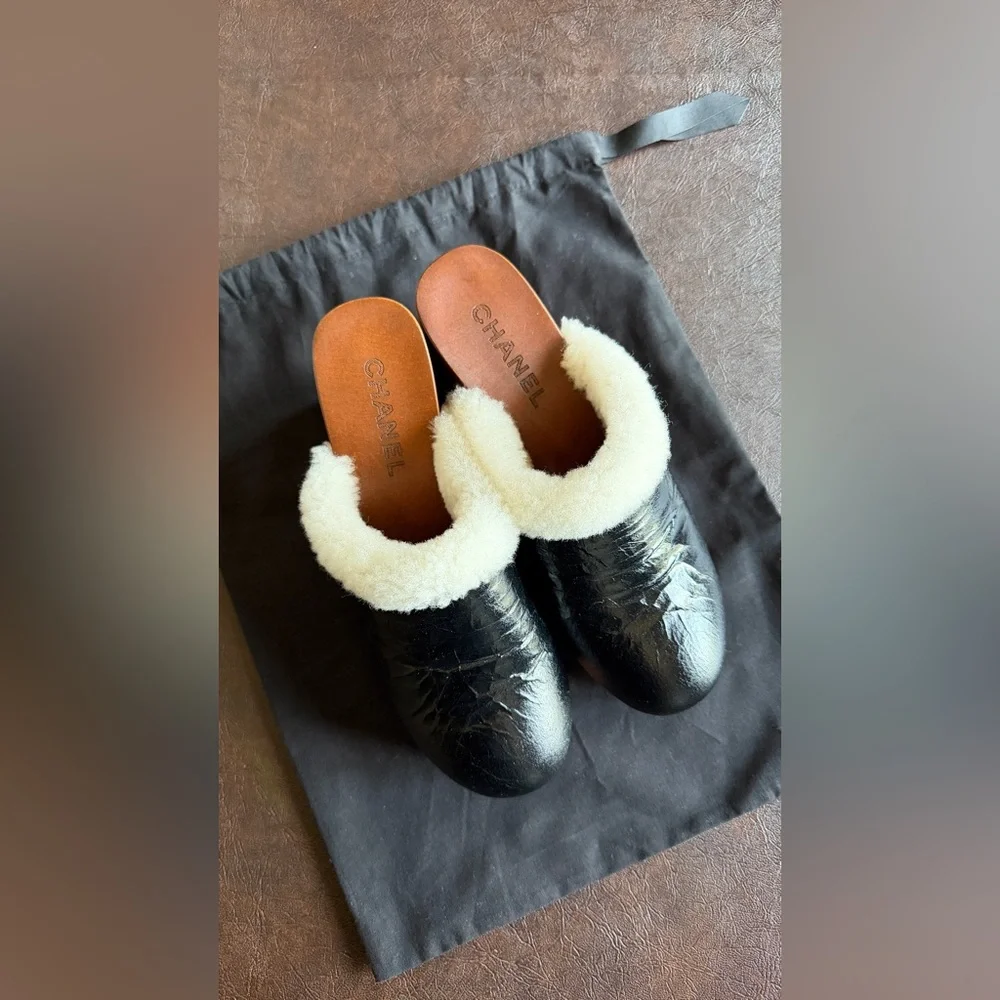 🖤CHANEL🖤Shearling Crinkled Leather Clogs - Picture 2 of 13